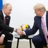 Tổng thống Nga Vladimir Putin (trái) và Tổng thống Mỹ Donald Trump tại cuộc gặp ở Osaka, Nhật Bản ngày 28/6/2019. (Ảnh: Getty Images/TTXVN)