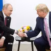 Tổng thống Nga Vladimir Putin (trái) và Tổng thống Mỹ Donald Trump tại cuộc gặp ở Osaka, Nhật Bản ngày 28/6/2019. (Ảnh: Getty Images/TTXVN)