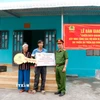 Công an tỉnh Lâm Đồng tổ chức bàn giao nhà mới cho gia đình bà Nguyễn Thị Sáng tại phường Hàm Thắng. (Ảnh: Hồng Hiếu/TTXVN)
