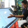 Đại biểu tìm hiểu về Hệ sinh thái nền tảng nông nghiệp số Việt Nam tại triển lãm công nghệ số tại Đồng Nai. (Ảnh: Lê Xuân/TTXVN)