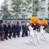 Các đồng chí lãnh đạo, nguyên lãnh đạo Đảng Nhà nước dâng hoa tại Công viên Tượng đài Bác Hồ (quận 1, Hồ Chí Minh). (Ảnh: Thống Nhất/TTXVN)