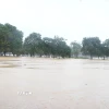 Mực nước trên sông Hương, thành phố Huế đang tăng dần khiến cồn Dã Viên bị ngập trở lại chiều 2/11. (Ảnh: Nguyên Lý/TTXVN)