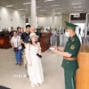 Bộ đội Biên phòng Cửa khẩu Quốc tế Móng Cái làm thủ tục xuất cảnh cho hành khách. (Ảnh: Vũ Sinh/TTXVN)