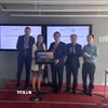 Chủ tịch tỉnh Quảng Ngãi Nguyễn Hoàng Giang tặng quà lưu niệm lãnh đạo Cơ quan Phát triển Pháp (AFD) (Ảnh: Đào Dũng/TTXVN)