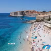Người dân tắm biển tránh nóng tại Dubrovnik, Croatia. (Ảnh: THX/TTXVN)