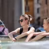 Người dân tránh nóng bên đài phun nước ở Rome, Italy ngày 26/5/2026. (Ảnh: THX/TTXVN)