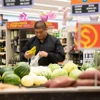 Người tiêu dùng mua sắm tại siêu thị ở California, Mỹ. (Ảnh: THX/TTXVN)