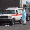 Xe cứu thương được triển khai sơ tán hành khách nghi nhiễm virus Hanta trên tàu du lịch MV Hondius, tại Praia, Cabo Verde, ngày 6/5/2026. (Ảnh: THX/TTXVN)