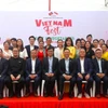 Các đại biểu, khách mời cùng doanh nghiệp tham dự Lễ hội chụp ảnh lưu niệm. (Ảnh: Tất Đạt/TTXVN)