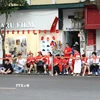 Khắp các tuyến phố trung tâm Hà Nội đã rực rỡ sắc đỏ cờ hoa, trang phục cờ đỏ sao vàng của người dân giữ chỗ, chờ đón đến giờ tổng hợp luyện lần thứ nhất. (Ảnh: Vũ Quang/TTXVN)