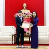 Bà Nguyễn Thị Hạnh, Phó Chủ tịch Ủy ban Nhân dân tỉnh trao thưởng cho em Ninh Quang Thắng, lớp 12 chuyên Tin, Trường Trung học phổ thông Chuyên Hạ Long. (Ảnh: Minh Đức/TTXVN)