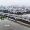Tàu Metro tuyến số 1 qua cầu Sài Gòn hướng về trung tâm Thành phố Hồ Chí Minh. (Ảnh: Hồng Đạt/TTXVN)