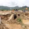 Hiện trường nước lũ gây thiệt hại do vỡ hồ chứa tại xã Tuy Phong (Lâm Đồng). (Ảnh: Nguyễn Thanh/TTXVN)