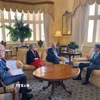Đại sứ Việt Nam tại Australia Phạm Hùng Tâm (ngoài cùng bên phải) chào Thống đốc Christopher John Dawson (thứ hai, từ phải sang). (Nguồn: TTXVN phát)