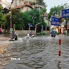 Nước ngập sâu tại một ngã tư ở Hà Nội sau mưa lớn. (Ảnh: Hoàng Hiếu/TTXVN)