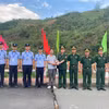 Đồn Biên phòng Cửa khẩu Ma Lù Thàng - Bộ đội Biên phòng tỉnh Lai Châu bàn giao lại đồ vật đánh rơi cho du khách Trung Quốc. (Ảnh: TTXVN phát)
