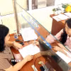 Nhân viên Bảo hiểm xã hội hướng dẫn người dân làm các thủ tục hành chính. (Ảnh: Đinh Văn Nhiều/TTXVN)