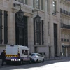 Xe cảnh sát được triển khai bên ngoài ngân hàng Bank of America ở Paris, Pháp, ngày 28/3/2026. (Ảnh: THX/TTXVN)