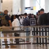 Đặc vụ của Cơ quan Thực thi Di trú và Hải quan (ICE) tuần tra tại sân bay La Guardia ở New York, Mỹ, ngày 23/3/2026. (Nguồn: THX/TTXVN)