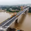 Mặt cầu đã được dải asphalt và kẻ vạch phân làn. (Ảnh: Đào An/TTXVN)