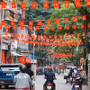 Cờ hoa trang trí rực rỡ trên một tuyến phố của Hà Nội. (Ảnh: Minh Quyết/TTXVN)