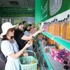 Du khách tham quan, mua sắm các sản phẩm đặc sản Tây Ninh. (Ảnh: Giang Phương/TTXVN)