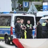 Cảnh sát điều tra tại hiện trường vụ tấn công bằng dao ở Hamburg, Đức ngày 23/5/2025. (Ảnh: REUTERS/TTXVN)