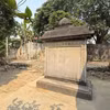 Tấm Bia “Lê tướng công sự nghiệp huân danh” cao khoảng hơn 2m, rộng 1,95m, gồm 3 phần là mũ bia, thân bia và đế bia, được chạm khắc tinh xảo, rõ nét dù đã trải qua biết bao thăng trầm, biến cố của thời gian. (Ảnh: Hoa Mai/TTXVN)