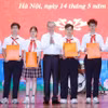 Tổng Bí thư Tô Lâm tặng học bổng cho học sinh xuất sắc Trường Trung học cơ sở Cầu Giấy, quận Cầu Giấy. (Ảnh: Thống Nhất/TTXVN)