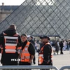 Lực lượng an ninh gác bên ngoài bảo tàng Louvre ở thủ đô Paris, Pháp. (Nguồn: THX/TTXVN)