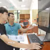 Hướng dẫn người dân làm thủ tục hành chính tại Trung tâm hành chính công phường Vĩnh Yên, tỉnh Phú Thọ. (Ảnh: Nguyễn Thảo/TTXVN)