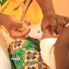 Nhân viên y tế tiêm vaccine phòng sốt rét cho em nhỏ tại Douala, Cameroon. (Ảnh: THX/TTXVN)