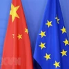 Quốc kỳ Trung Quốc (trái) và cờ Liên minh châu Âu (EU). (Ảnh: AFP/TTXVN)