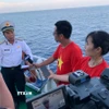 Nữ phóng viên Thùy Giang (Báo Điện tử VietnamPlus) phỏng vấn lãnh đạo Quân chủng hải quân trên hải trình thăm các đảo ở Trường Sa. (Nguồn: TTXVN)