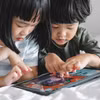 Các chuyên gia khuyến cáo để tham gia môi trường mạng một cách an toàn, trẻ em cần rèn luyện thói quen suy nghĩ kỹ trước khi chia sẻ bất kỳ thông tin, hình ảnh hay video clip nào, bởi một khi đã đăng tải, những nội dung này có thể bị lưu giữ, phát tán và rất khó xóa bỏ hoàn toàn. (Nguồn: Asurion)