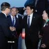 Các đại biểu đón Chủ tịch nước Lương Cường và Phu nhân tại sân bay Boeing Field Seattle, bang Washingon (Hoa Kỳ). (Ảnh: Lâm Khánh/TTXVN)