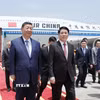 Đồng chí Lương Cường, Ủy viên Bộ Chính trị, Chủ tịch nước Cộng hòa xã hội chủ nghĩa Việt Nam đón Tổng Bí thư, Chủ tịch nước Trung Quốc Tập Cận Bình tại Sân bay quốc tế Nội Bài. (Ảnh: Lâm Khánh/TTXVN)