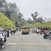Du khách tập trung rất đông chụp ảnh trên những cung đường hoa dã quỳ rực rỡ. (Ảnh: Tuyết Mai/TTXVN)