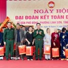 Ngày 16/11, Đại tướng Phan Văn Giang, Ủy viên Bộ Chính trị, Phó Bí thư Quân ủy Trung ương, Bộ trưởng Bộ Quốc phòng đã dự Ngày hội Đại đoàn kết toàn dân tộc tại tổ dân phố Đông, phường Linh Sơn, thành phố Thái Nguyên. (Ảnh: Trần Trang/TTXVN)
