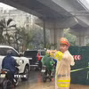 Đội Cảnh sát giao thông đường bộ số 7, Phòng Cảnh sát giao thông (Công an thành phố Hà Nội) phân luồng giao thông tại tuyến đường Nguyễn Trãi, phường Thanh Xuân, sáng 2/4/2026. (Ảnh: Hùng Mạnh/TTXVN)