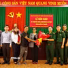 Bàn giao ông Heru Partiman, công dân Indonesia, bị nạn trên biển cho Tổng lãnh sự quán Indonesia tại Thành phố Hồ Chí Minh để hồi hương theo quy định. (Ảnh: TTXVN phát)