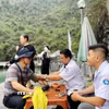 Nhân viên y tế tư vấn, kiểm tra sức khỏe cho du khách nước ngoài tại điểm trực y tế thường trực trên vịnh Hạ Long. (Ảnh: TTXVN phát)