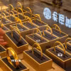 Trang sức vàng được bày bán tại cửa hàng ở tỉnh Chiết Giang, Trung Quốc. (Ảnh: THX/TTXVN phát)