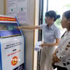 Người dân xã Võ Miếu (Phú Thọ) lấy số tự động, giúp giảm thiểu thời gian chờ đợi và bảo đảm tính công bằng, trật tự khi làm thủ tục. (Ảnh: Tạ Toàn/TTXVN)