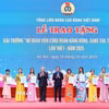 Phó Thủ tướng Thường trực Chính phủ Nguyễn Hòa Bình, Chủ tịch Tổng Liên đoàn Lao động Việt Nam Nguyễn Đình Khang trao tặng biểu trưng và chứng nhận Giải thưởng “Nữ đoàn viên công đoàn năng động, sáng tạo, trách nhiệm” cho 10 cá nhân. (Ảnh: Minh Đức/TTXVN)