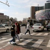 Người dân di chuyển trên đường phố ở Tehran, Iran. (Nguồn: THX/TTXVN)