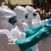 Nhân viên y tế mặc trang phục bảo hộ và khử khuẩn khi điều trị cho bệnh nhân Ebola tại Ituri, Cộng hòa Dân chủ Congo. (Ảnh: THX/TTXVN)