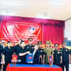 Đồng chí Y Ngọc (trái), Phó Chủ tịch Thường trực Ủy ban Nhân dân tỉnh Quảng Ngãi, Trưởng ban Chỉ đạo công tác đặc biệt tỉnh và đồng chí Sisanga Keoduangdi, Phó Chủ tịch Ủy ban chính quyền tỉnh Xekong, Trưởng ban Công tác đặc biệt tỉnh Xekong trao Biên bản bàn giao tại buổi Lễ. (Ảnh: TTXVN phát)