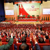 Các đại biểu biểu quyết, thông qua Nghị quyết Đại hội XIII Đảng Cộng sản Việt Nam. (Nguồn: TTXVN) 