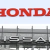 Biểu tượng tập đoàn ôtô Honda (trên) và Nissan. (Nguồn: Kyodo/TTXVN)